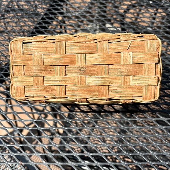 Vintage Woven Reed Basket with with wire heart. Natural/Navy Blue - Picture 2 of 8